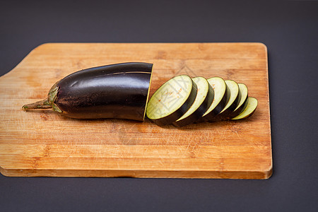 木制切割板上的茄子种植木板饮食烹饪生物农业食物植物桌子紫色美食图片