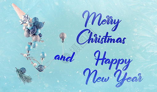 在雪玻璃后面蓝色背景的 冰淇淋锥心上的圣诞节装饰图片