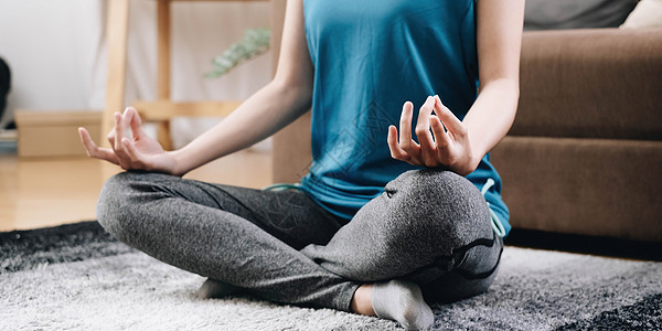 瑜伽课与亚洲女性的冥想手一起做冥想保健 生活方式概念 全国健身和运动月 全国瑜伽宣传月背景图片