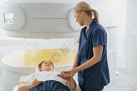 放射科控制MRI或CT或PET扫描 女性病人正在接受手术疾病蓝色技术员药品x射线断层医院诊所治疗电脑图片
