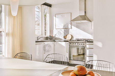现代公寓的厨房和餐室水果艺术住宅家具兜帽装饰房间椅子饭厅火炉图片