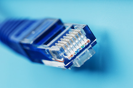 Ethernet 电缆连接器 Patch 绳索线紧贴在蓝色背景上 有自由空间商业布线局域网电脑中心插座硬件网络数据中心服务器图片