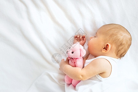 婴儿睡在白色背景上的泰迪熊 有选择的焦点女孩玩具友谊童年休息横幅说谎男生新生毯子图片