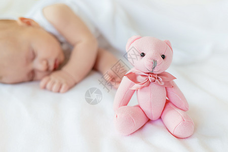 婴儿睡在白色背景上的泰迪熊 有选择的焦点孩子横幅玩具童年女孩说谎休息新生毯子男生图片