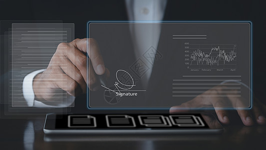 商务人士在电子签名 数据表文件管理 无纸化办公概念上使用电子笔签名 商务人士使用手写笔在数字平板电脑上签署电子文档签约商业协议男图片