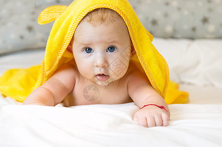 洗澡后在毛巾里的小宝宝 有选择的专注横幅卫生幸福微笑新生孩子男生女孩童年快乐图片