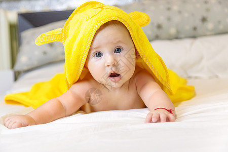 洗澡后在毛巾里的小宝宝 有选择的专注皮肤新生男生幸福女孩横幅童年情感快乐孩子图片