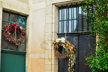在门上挂着红莓和干叶的怒吼绣球花丝带感恩庆典花艺勒芒叶子窗户辣椒礼物图片