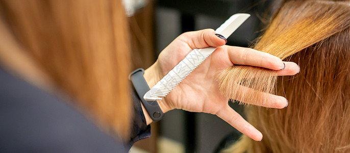理发师剪头发给年轻女人美容师造型师客户职业女孩商业剪刀女性女士梳子图片