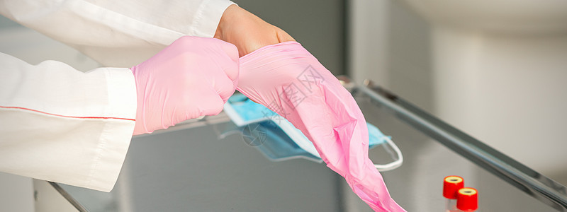 佩戴橡胶防护手套的医生医院科学家援助科学手指乳胶实验室感染健康药品图片