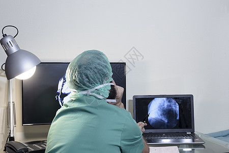 在医学实验室 患者在放射科医生的监督下接受 MRI 或 CT 扫描 在控制室 医生观察程序并监控扫描结果诊断胸部医师哮喘医院照相图片