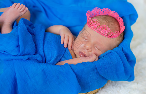 新生婴儿身着女皇冠 有选择的焦点公主毯子生活睡眠快乐横幅说谎孩子女王皮肤图片