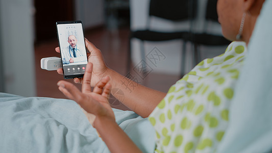 病人用视频电话收留智能手机的近距离患者技术成人保健医院医生药物住院卫生病房医疗图片
