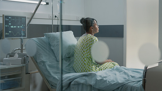 在医院病房里坐着生病的年轻成年人的肖像药物鼻音诊所男人住院成人情况疾病技术诊断图片