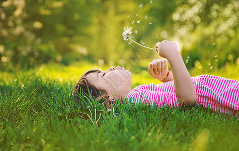 公园里有花花公子的女孩 有选择的焦点享受自由闲暇孩子童年太阳阳光卷曲活动过敏图片
