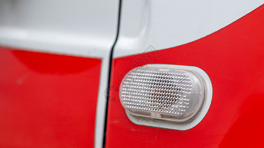 汽车灯泡 转向灯在汽车的一侧 红色交叉上的白色转向信号灯 位于挡泥板表面右侧的一侧图片