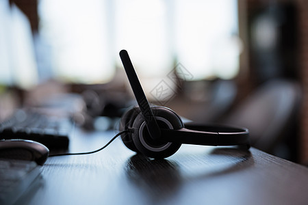呼叫中心设备 在电话求助热线上与客户聊天图片
