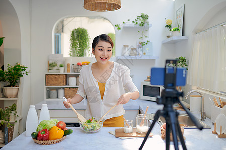 亚洲女性在录像博客上录影视频烹饪女士博主爱好食物女孩相机厨房记录图片