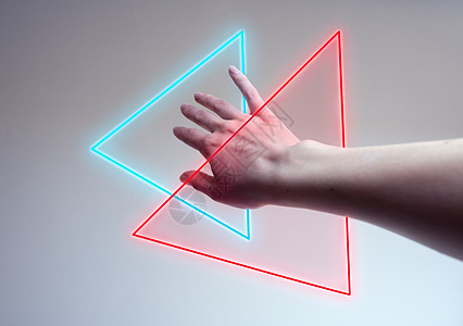 手进有亮光的荧光中 作为通向逆流的大门现实在场飞碟闪电活力探索创造力算法屏幕艺术图片