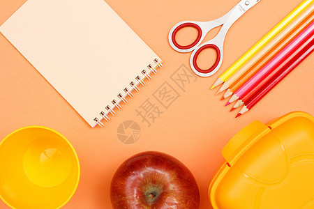 笔记本 苹果 剪刀 彩色铅笔 塑料杯和午餐盒 学校用品图片