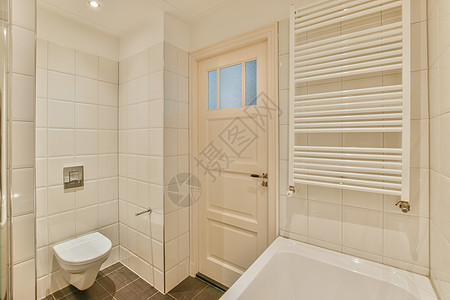现代浴室 有淋浴 厕所 水槽和白浴缸洗手间住宅制品房子卫生间大理石公寓龙头风格反射图片