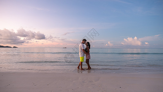 热带岛屿 拥有海滩和棕榈树 一对中年男女在塞舌尔度假 在海边观看日落海景旅游地平线男人海岸蓝色天空海洋椰子夫妻图片