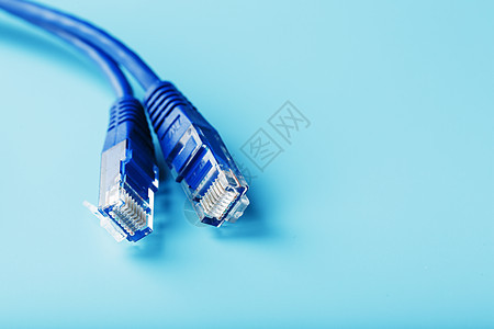 Ethernet 电缆连接器 Patch 绳索线紧贴在蓝色背景上 有自由空间布线网络硬件数据中心中心数据电讯电脑宽带速度图片
