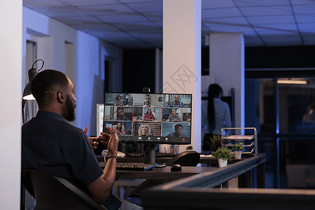 非洲美国人在远程视频会议电话上 与同事交谈 并使用网络电话图片
