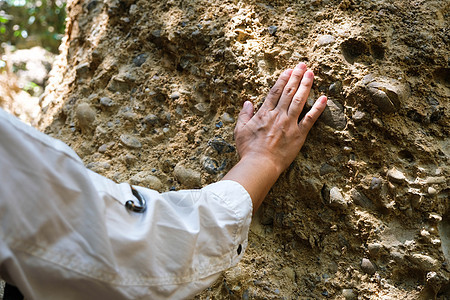 亚洲女性地质学家研究者亲手触摸岩石 分析泰国Mae Wang自然公园的地表 实地探矿地质学家图片