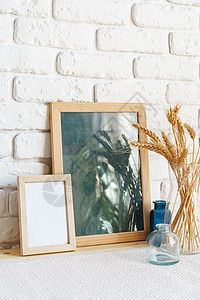 在白桌上的花瓶里装上框架和干鲜花植物阁楼照片艺术海报桌子架子正方形房间小样图片