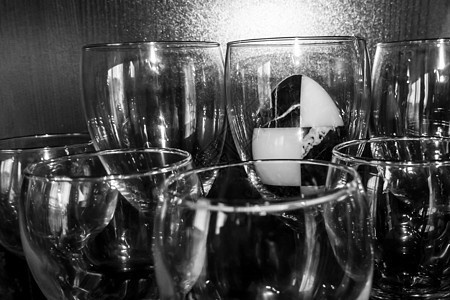 黑色背景的玻璃杯中大理石蛋图片