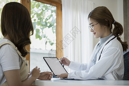 女医生持有数码片片 并向女病人解释诊断结果和诊断结果图片
