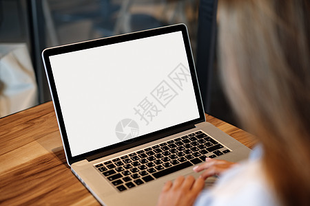 在咖啡馆打笔记本电脑上打字女士咖啡人士技术博客店铺工作裁剪女性成人图片