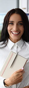 拥有笔记本的女商务人士成功笑着微笑的肖像房间员工公司管理人员女士工作工人黑发经济办公室图片