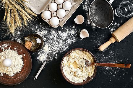黑厨房餐桌上的面食烹饪素材 顶视图带有文字空间面粉面包乡村小麦食物桌子石板面条黑板石头图片