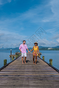 一对夫妇和一对男女 在热带的河谷 用木制码头防波堤男性女朋友幸福蜜月目的地闲暇女士情侣男人奢华图片