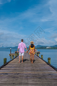一对夫妇和一对男女 在热带的河谷 用木制码头防波堤男人夫妻快乐旅行天堂男性蜜月假期蓝色目的地图片