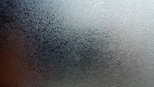 冷冻的挡风玻璃 透明冰层的颗粒结构 天空正在闪耀 抽象的冰背景剥皮冰晶季节摄影天气窗户叶子魅力微光卡片图片