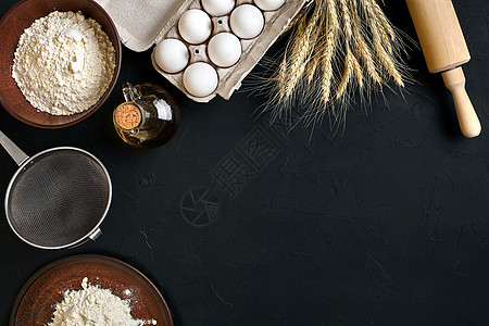 黑厨房餐桌上的面食烹饪素材 顶视图带有文字空间小麦勺子面条面粉工具餐具乡村石板桌子糕点图片