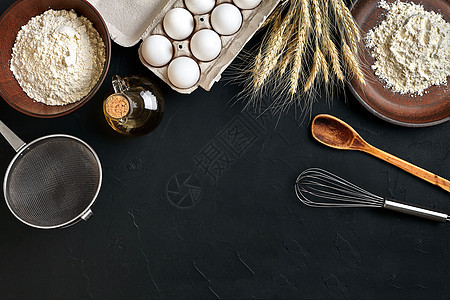 黑厨房餐桌上的面食烹饪素材 顶视图带有文字空间小麦蛋糕黑板木板石板美食糕点乡村面包石头图片