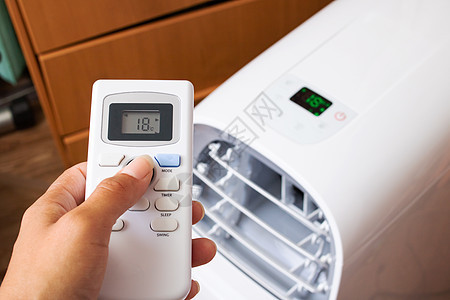 手动闭合时的空调器遥控控制护发素办公室手指力量房子温度按钮空气技术电子产品图片