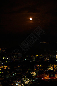 夜空中明亮的月亮 笼罩着城市月球气氛星系反射场景宇宙月光行星满月卫星图片