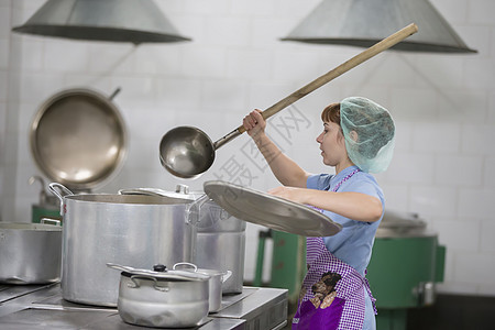 厨师准备食物 用大锅和卷轴做饭 用拉子做厨房工人帽子桌子女孩烹饪女性平底锅用具商业美食女士图片