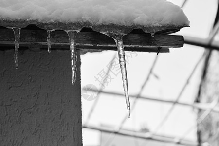 屋顶上覆盖着雪冰柱的屋顶与世隔绝的特写冰川建筑季节房子蓝色水晶天气图片