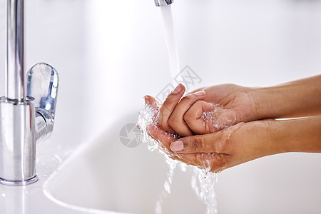 施用健康的卫生习惯 在水槽上洗手的妇女被割伤图片