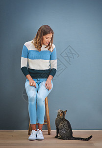嗨小猫 一个年轻女人看着一只猫的镜头图片