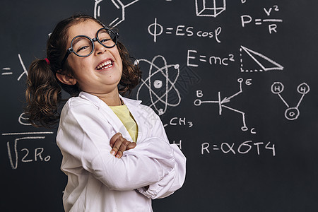 有趣的小女孩科学家 在实验室大衣笑着图片
