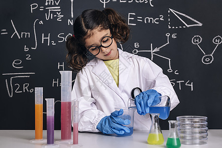 具有手套 混合化学液体的幼儿科学家生物学学习教育天才化学品课堂实验好奇心测试黑板图片