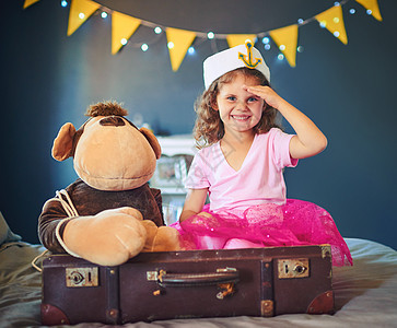啊 一个可爱的小女孩的肖像 打扮成水手在家床上玩耍的样子图片