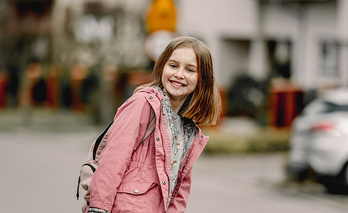 在街上行走的女学生瞳孔女孩童年喜悦女性小学生街道快乐背包学校图片